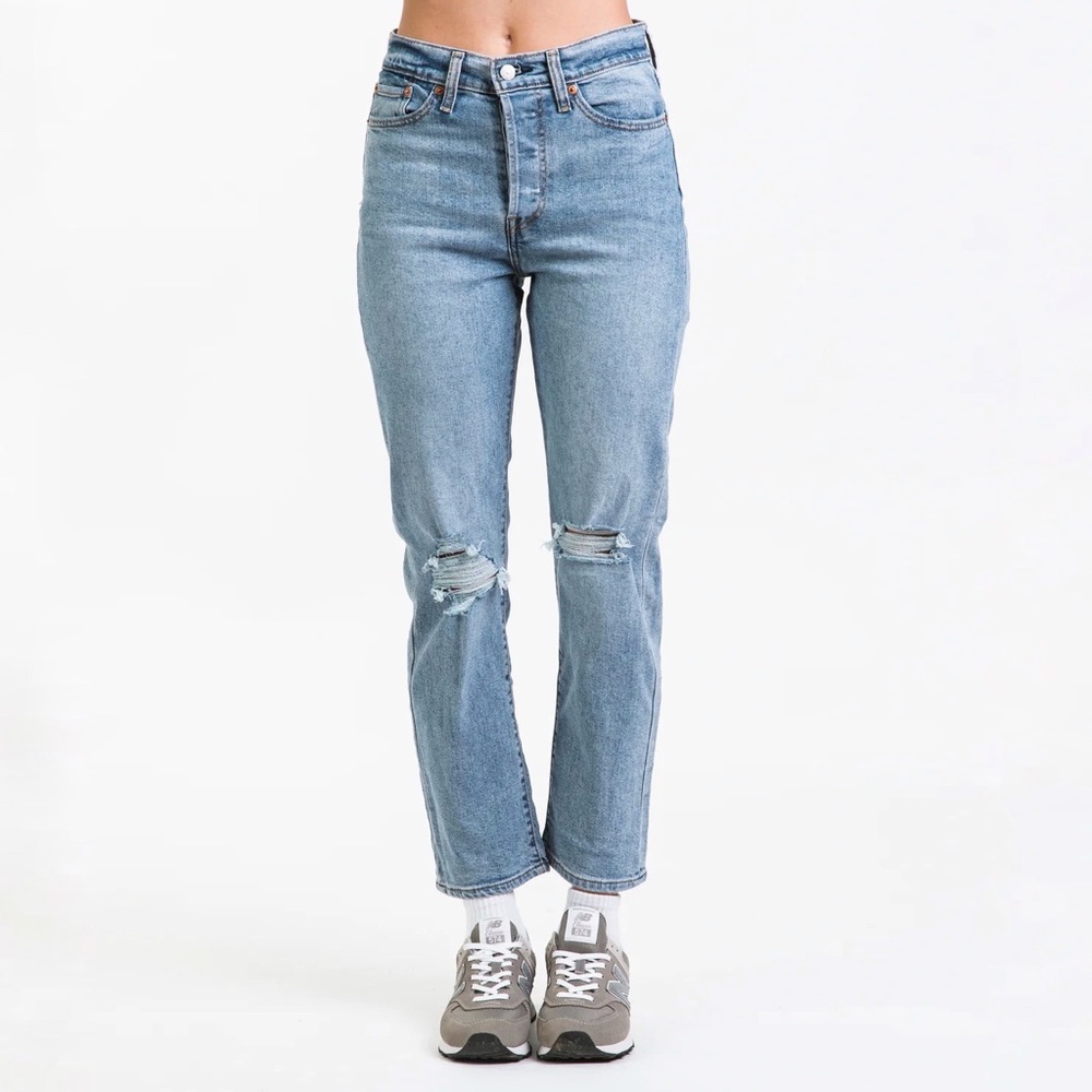 Levi's | Wedgie Straight Distressed Light Wash‎ Jeans Size 24